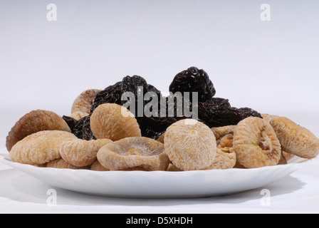 getrockneten Früchten, Pflaumen, Feigen, Datteln, auf einem weißen Teller Stockfoto