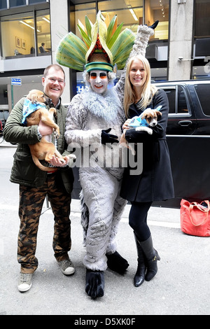 Designer John Bartlett, Madagaskar Live! Charakter-König Julien und Jen Araki North Shore Animal League Amerikas "Tour Stockfoto