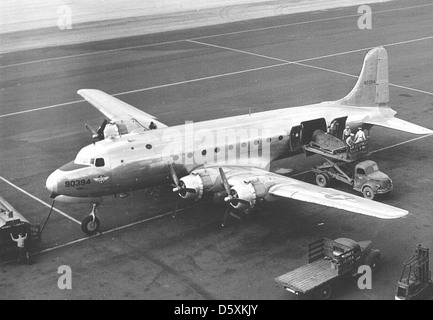 Die Douglas R5D-2, auch bekannt als C-54 Skymaster, war ein Transportflugzeug, das von der US Navy im Rahmen des Military Air Transport Service (MATS) eingesetzt wurde. Sie spielte eine Schlüsselrolle bei der logistischen Unterstützung und bei der Truppenbewegung während und nach dem Zweiten Weltkrieg Stockfoto