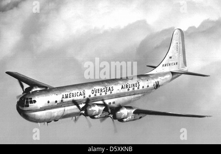 Boeing 377 "Stratocruiser" der American Overseas Airlines, N90941 "Flaggschiff Großbritanien". Stockfoto