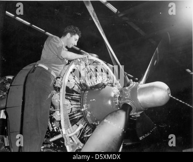 Die Installation von Triebwerken für die Republik P-47D Thunderbolt im Jahr 1944 war ein wichtiger Prozess, um die Einsatzbereitschaft dieses leistungsstarken Kampfflugzeugs aus dem Zweiten Weltkrieg aufrechtzuerhalten. Stockfoto