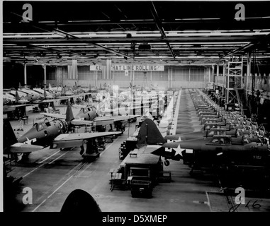 Der letzte Montagebereich für die Republik P-47D „Thunderbolt“ im Jahr 1944 zeigt das Flugzeug, das sich dem Ende nähert. Die P-47D war ein dominanter Jagdbomber im Zweiten Weltkrieg, bekannt für seine Langlebigkeit und seine starke Bewaffnung. Stockfoto