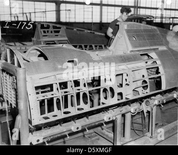 Die Republic P-47B Thunderbolt, ein mächtiger Jagdbomber, der während des Zweiten Weltkriegs eingesetzt wurde, wird bei der Montage des Cockpits im Jahr 1942 gezeigt. Die P-47 war bekannt für ihre robuste Konstruktion und ihre Einsatzfähigkeit in Luftkampf- und Bodenangriffsmissionen. Stockfoto