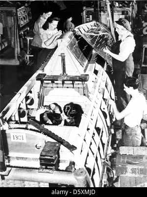 Frauen, die während des Zweiten Weltkriegs an der Rumpfbaugruppe eines Republic P-47D Thunderbolt arbeiteten. Die P-47D war ein leistungsstarker, leistungsstarker Kämpfer, der während des Krieges eingesetzt wurde. Die Arbeit von Frauen bei der Herstellung von Flugzeugen während des Krieges war entscheidend für die Produktion dieses legendären Jagdflugzeugs. Stockfoto