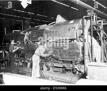 Die Republic P-47D Thunderbolt war ein leistungsstarkes Kampfflugzeug aus dem Zweiten Weltkrieg, das für sein robustes Design und seine hohe Feuerkraft bekannt ist. Diese Abbildung zeigt das Stecken der oberen und unteren Rumpfkomponenten während der Montage. Stockfoto