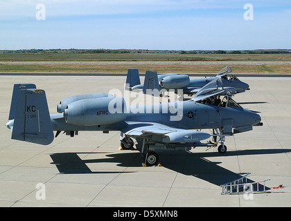 25 bis 30 A-10 Thunderbolt, IIs, wie diese, in Hawgsmoke 2008 in Salina, Kan., Okt. 15 zu 18, trotz einer Air Force zeit-Compliance Technische bestellung Okt. 3 ausgestellten Kotflügel Risse an 130 der Service fast 400 A-10 Flugzeuge zu prüfen. Hawgsmoke ist ein Air Force A-10 Bombardierung und schießwesen Wettbewerb alle zwei Jahre abgehalten. (U.S. Air Force Foto/Master Sgt. Bill Huntington) Stockfoto