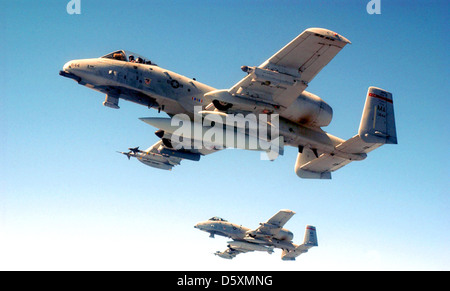 Südwesten Asien - ein Paar A-10 Thunderbolt IIs-Kopf in einen Vorwärtsgang bereitgestellt Lage in Südwestasien. Die warzenschweine sind von der 104 Fighter Wing, Barnes Municipal Airport, Westfield Messe (U.S. Air Force Foto von Master Sgt. Markus Bucher) Stockfoto