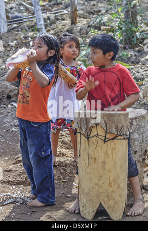 Kinder machen Musik Yucatan Mexiko Stockfoto