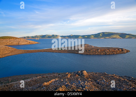 Die San Luis Dam und San Luis Reservoir, Merced County, Kalifornien, USA Stockfoto