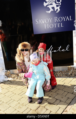Ivana Gottova verbringt ihre Winterferien mit ihren Töchtern Charlotte Ella und Sofie Nelly in den Krkose-Bergen im Savoy Stockfoto