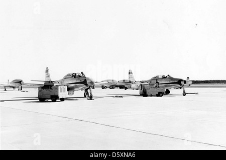 Die Republic F-84D und F-84E Thunderjets der Ohio Air National Guard (OHIO-ANG) wurden während des Kalten Krieges für taktische Bodenangriffe und Kampfflugzeuge eingesetzt. Sie spielten eine Rolle in der Verteidigungsstrategie des US-Militärs. Stockfoto