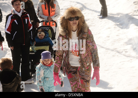 Ivana Gottova verbringt ihre Winterferien mit ihren Töchtern Charlotte Ella und Sofie Nelly in den Krkose-Bergen im Savoy Stockfoto