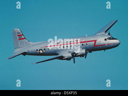 Die Douglas DC-4, auch bekannt als C-54 oder R5D, wurde während der sowjetischen Blockade 1948–1949 während der Berliner Luftbrücke ausgiebig eingesetzt, um West-Berlin mit Nahrungsmitteln und Vorräten zu versorgen. Dieses viermotorige Transportflugzeug spielte eine wichtige Rolle, um die Stadt unter schwierigen Bedingungen zu versorgen. Stockfoto