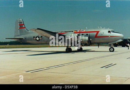 Die Douglas DC-4, auch bekannt als C-54 oder R5D, wurde während der sowjetischen Blockade von 1948 bis 1949 während der Berliner Luftbrücke ausgiebig zum Transport von Versorgungsgütern nach West-Berlin eingesetzt. Sie spielte eine entscheidende Rolle bei der Aufrechterhaltung des Zugangs zur Stadt. Stockfoto