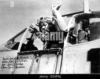 Ein "Tuskeegee Flieger "Afro-amerikanische Pilot Kapitän Andrew D. Turner des 15 USAAF in einem Nordamerikanischen P-51 C'MFlooring-dekor', Italien, Sept. 1944. Stockfoto