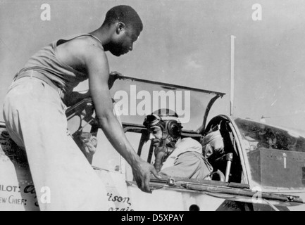 Us-Armee "Tuskeegee Flieger "Afro-amerikanische Flieger Crew Chief Staff Sergeant Alfred D. Norris und Pilot Captain William T. Mattison vorbereitet für eine Mission mit einem North American P-51 bin Flooring-dekor', Italien, ca. Sept. 1944. Stockfoto