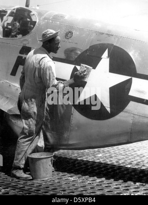 US-Armee "Tuskegee Airmen" Afrikaner - Staff Sergeant William Accoo, Crew Chief der North American P-51 bin Flooring-dekor', gewaschen, das Flugzeug war er verantwortlich für, Italien, ca. Sept. 1944. Stockfoto