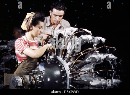 Frauen werden als Motor Mechanik in gründliche Douglas Trainingsmethoden, an der Douglas Aircraft Company in Long Beach, Kalifornien, im Oktober 1942 geschult. Stockfoto