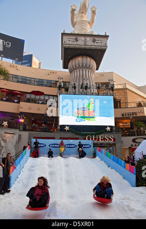 Rodeln auf importierten Schnee in Hollywood und Highland für Weihnachts-Shopper am 08.12.2012. Hollywood, Los Angeles, Kalifornien, USA Stockfoto