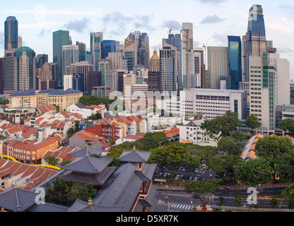 Singapur City Central Business District (CBD) über Chinatown Gebiet mit alten Häusern und chinesische Tempel Stockfoto