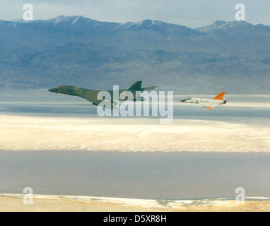 Convair F-106 "Delta Dart" mit einer Rockwell B-1 b "Lancer". Stockfoto