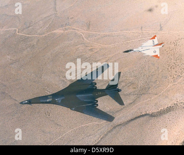 Convair F-106 "Delta Dart" mit einer Rockwell B-1 b "Lancer". Stockfoto