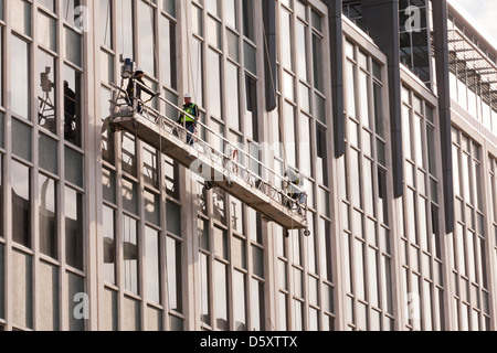 Männer arbeiten auf areal Arbeitsbühne - USA Stockfoto