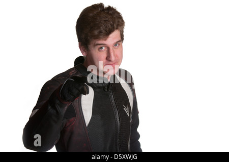 Junger Mann in Biker Leder Jacke zeigen Stockfoto