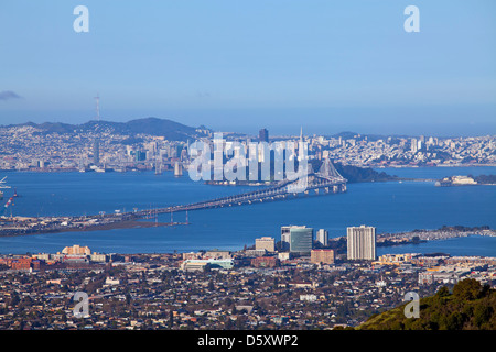 San Francisco-Oakland Bay Bridge, die Skyline von San Francisco, California