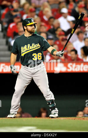 Anaheim, Kalifornien, USA. 9. April 2013. Oakland Athletics Catcher Derek Norris #36 at bat während der Major League Baseball Spiel der Los Angeles Angels Home Opener zwischen den Oakland Athletics und den Los Angeles Angels im Anaheim Stadium in Anaheim, Kalifornien... Louis Lopez/CSM/Alamy Live-Nachrichten Stockfoto