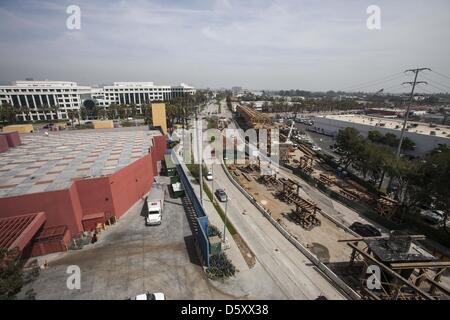 25. März 2013 - Los Angeles, Kalifornien, USA - die Baustelle der Metro Expo Line Extension im Olympic und Cloverfield in Los Angeles. Ausstellung Transitkorridor, Phase 2 wird erstreckt sich westwärts nach Santa Monica von der Metrostation Expo Line Culver City und entlang der alten Pacific Electric Exposition Vorfahrtsrecht 4th St. und Colorado AV in der Innenstadt von Santa Monica ausgeführt... Die 6,6 Meile wird zweite Phase Santa Monica mit der Bahn nach Downtown LA, Pasadena, San Fernando Valley, South Bay, Long Beach und Dutzende von Punkten dazwischen verbinden. Mit sieben neuen Stationen dienen verschiedene LA Nachbarschaften Stockfoto