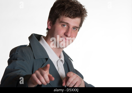 junger Mann im Trenchcoat und Polo-shirt Stockfoto