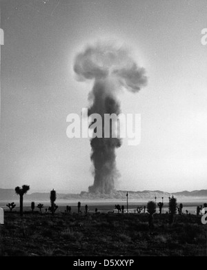 Operation Plumb Bob, eine Reihe von Atomtests, die von den Vereinigten Staaten durchgeführt wurden, beinhaltete den Shot Newton-Test am 16. September 1957. Dieser Test war Teil einer größeren Untersuchung der Auswirkungen von Atomexplosionen. Shoot Newton war eine atmosphärische Detonation und wurde auf dem Nevada Test Site durchgeführt. Stockfoto