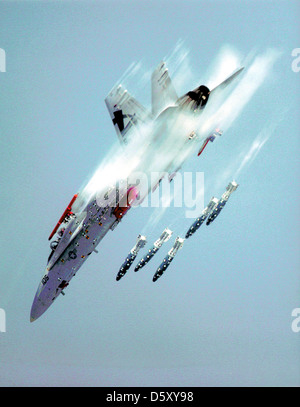 McDonnell Douglas F/A-18 'Hornet' von Air Test and Evaluation Squadron Two Three (VX-23) veröffentlicht MK-83 1000-Pfund-Bomben während einer Reihe von Advanced Targeting Forward Looking Infrared (ATFLIR) angrenzenden Geschäften Release Tests über den Atlantic Test Range. Stockfoto