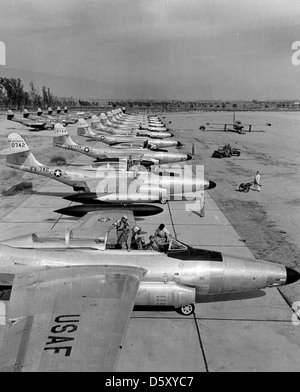 Sonntag Durchschlag, Marke neue Northrop F-89 "Scorpions", Hawthorne, Kalifornien, 1952. Stockfoto