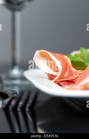 Jamon auf Platte Stockfoto