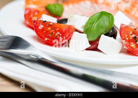 Gegrillter Lachs auf Teller mit griechischer Salat Stockfoto