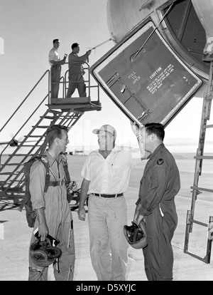 USAF/NASA Test pilot Joseph Albert "Joe" Walker (links) mit der Boeing B-47A "Strahlgetriebene" bei Edwards AFB, 1954. Stockfoto