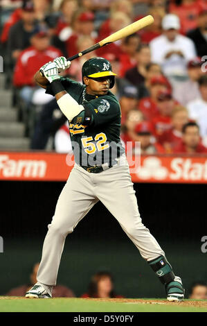 Anaheim, Kalifornien, USA. 9. April 2013. Oakland Athletics linker Feldspieler Yoenis Cespedes #52 at bat während der Major League Baseball Spiel der Los Angeles Angels Home Opener zwischen den Oakland Athletics und den Los Angeles Angels im Anaheim Stadium in Anaheim, Kalifornien... Louis Lopez/CSM/Alamy Live-Nachrichten Stockfoto