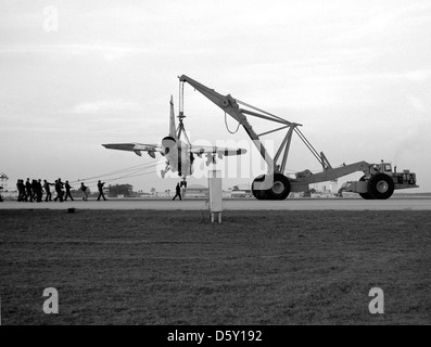 Ein Flugzeugkran der US-Marine wird verwendet, um einen LTV A-7E 'Corsair II' während der Bergung aus dem Angriffsschwadron VA-66 'Waldos' zu heben. Stockfoto