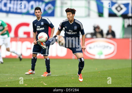 Hamburgs Heung Min Son (R) spielt den Ball während der vorentscheidendes Fußballspiel zwischen SpVgg Greuther Fürth und dem Hamburger SV in der Trolli Arena in Fürth, Deutschland, 6. Oktober 2012. Foto: Revierfoto Stockfoto