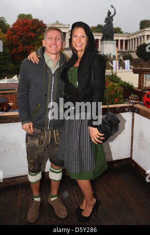 Bastian Schweinsteiger FC Bayern Muenchen besucht mit Freundin Sarah Brandner das Oktoberfest am Kaefer Wiesnschaenke Zelt am 7. Oktober 2012 in München. Foto: Alexander Hassenstein +++(c) Dpa - Bildfunk +++ Stockfoto