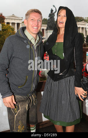 Bastian Schweinsteiger FC Bayern Muenchen besucht mit Freundin Sarah Brandner das Oktoberfest am Kaefer Wiesnschaenke Zelt am 7. Oktober 2012 in München. Foto: Alexander Hassenstein +++(c) Dpa - Bildfunk +++ Stockfoto