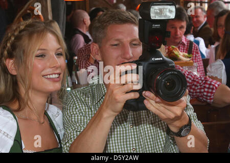 Bastian Schweinsteiger FC Bayern Muenchen nimmt Bilder neben seiner Freundin Sarah Brandner während des Oktoberfestes am Kaefer Wiesnschaenke Zelt am 7. Oktober 2012 in München. Foto: Alexander Hassenstein +++(c) Dpa - Bildfunk +++ Stockfoto