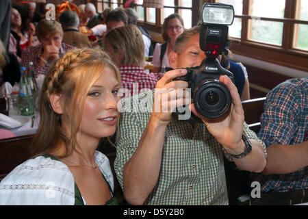 Bastian Schweinsteiger FC Bayern Muenchen nimmt Bilder neben seiner Freundin Sarah Brandner während des Oktoberfestes am Kaefer Wiesnschaenke Zelt am 7. Oktober 2012 in München. Foto: Alexander Hassenstein +++(c) Dpa - Bildfunk +++ Stockfoto