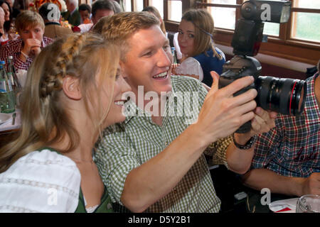 Bastian Schweinsteiger FC Bayern Muenchen nimmt Bilder neben seiner Freundin Sarah Brandner während des Oktoberfestes am Kaefer Wiesnschaenke Zelt am 7. Oktober 2012 in München. Foto: Alexander Hassenstein +++(c) Dpa - Bildfunk +++ Stockfoto