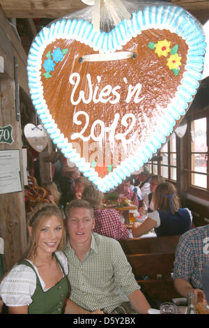 Bastian Schweinsteiger FC Bayern Muenchen besucht mit Freundin Sarah Brandner das Oktoberfest am Kaefer Wiesnschaenke Zelt am 7. Oktober 2012 in München. Foto: Alexander Hassenstein +++(c) Dpa - Bildfunk +++ Stockfoto