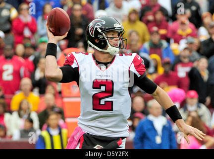 Atlanta Falcons quarterback Matt Ryan (2) sieht im ersten Quartal-Aktion gegen die Washington Redskins in FedEx Field in Landover, Maryland am Sonntag, den 7. Oktober 2012..Credit übergeben: Ron Sachs / CNP Stockfoto