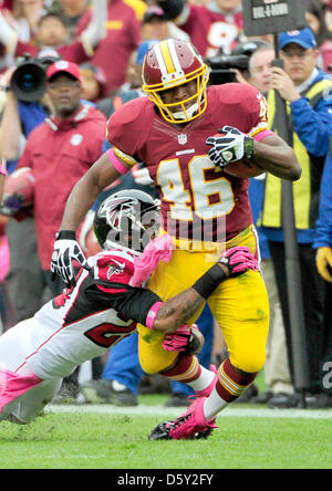 Washington Redskins Runningback Alfred Morris (46) ist durch ein Atlanta Falken Verteidiger im ersten Quartal Einsatz bei FedEx Field in Landover, Maryland am Sonntag, den 7. Oktober 2012..Credit in Angriff genommen: Ron Sachs / CNP Stockfoto