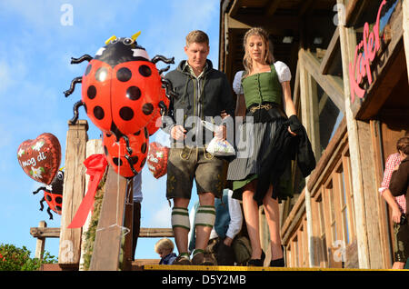 Bastian Schweinsteiger der Bundesliga-Fußball-Verein FC Bayern München und seine Freundin Sarah Brandner verlassen das Kaefer-Bierzelt auf dem Oktoberfest in München, 7. Oktober 2012. Oktoberfest gilt als das weltweit größte Bierfest und fand dieses Jahr vom 22 Septembr bis 7. Oktober 2012 statt. Foto: Felix Hoerhager Stockfoto